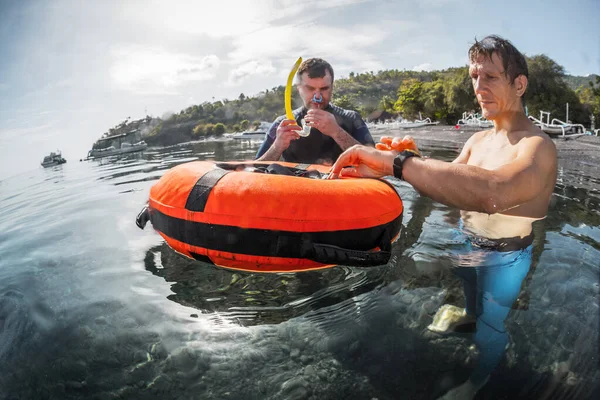 Freedivers Sakin Bir Körfezin Sığ Sularında Statik Nefes Tutma Eğitimi — Stok fotoğraf