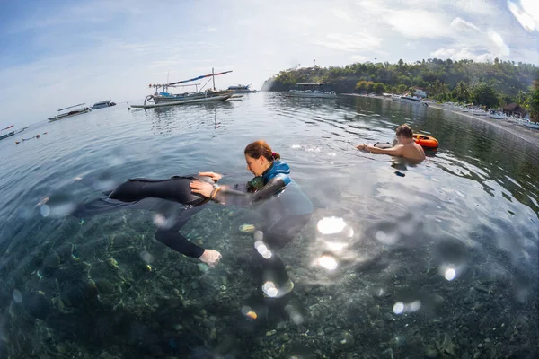 Treinamento Mergulhadores Livres Águas Baixas Mar Perto Costa Amed Indonésia — Fotografia de Stock