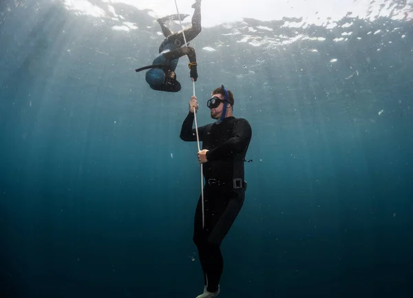 Mergulhador Livre Realizando Mergulho Aquecimento Apneia Estática Profundidade — Fotografia de Stock