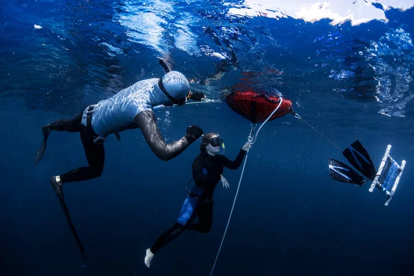 Subacqueo Libero Che Sale Lungo Corda — Foto Stock