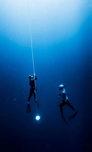 自由潜水员沿着绳子上升 — 图库照片
