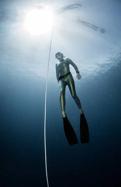 上昇フリーダイバーの水中ショット 無料浸漬規律 — ストック写真