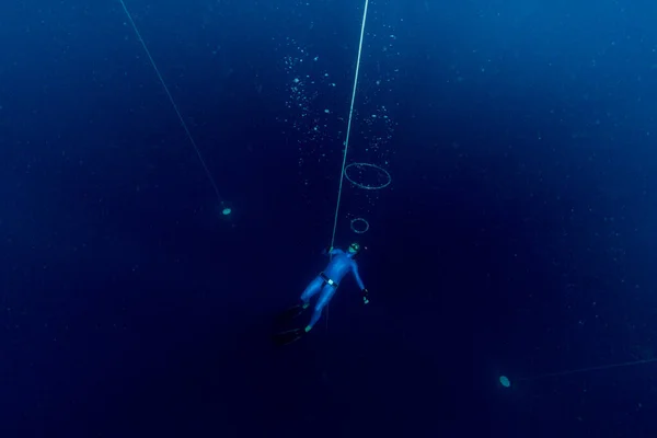 Mergulhador Livre Fazendo Bolhas Anel Profundo Subaquático — Fotografia de Stock