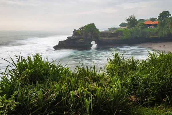 Tanah Lot Temple Zelenou Rostlinou Popředí Bali Indonésie — Stock fotografie