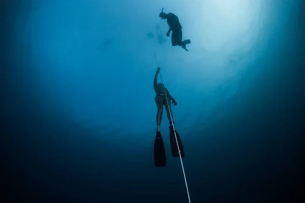 深さのロープに沿って上昇フリーダイバー — ストック写真