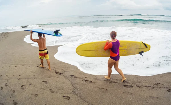 Twee Surfers Wandelen Met Surfplanken Langs Het Strand — Stockfoto