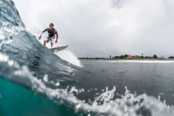 Bali Cangggu Novembro 2016 Jovem Surfista Cavalgando Onda Oceano — Fotografia de Stock