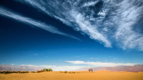 Túrázók Homokos Sivatagban Death Valley Nemzeti Park Usa — Stock Fotó