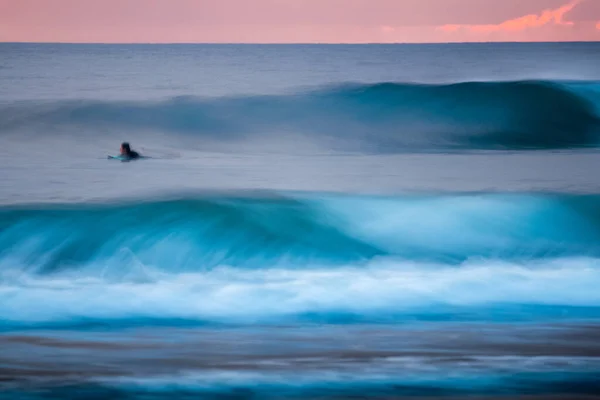 Surfer Ocean Waves Completely Motion Blurred Image — Stock Photo, Image