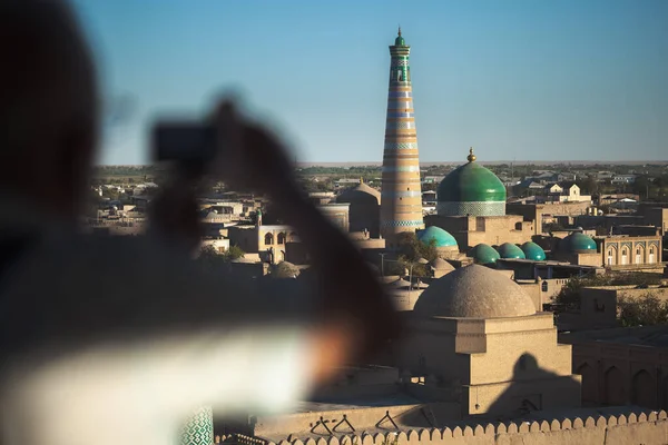 ウズベキスタン ヒヴァの晴れた日にイッチャン カラの古代都市の建物の屋根の上で写真を撮る観光客 — ストック写真