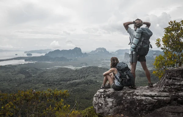 Пара Туристов Отдыхающих Вершине Горы Наслаждающихся Видом Долину — стоковое фото