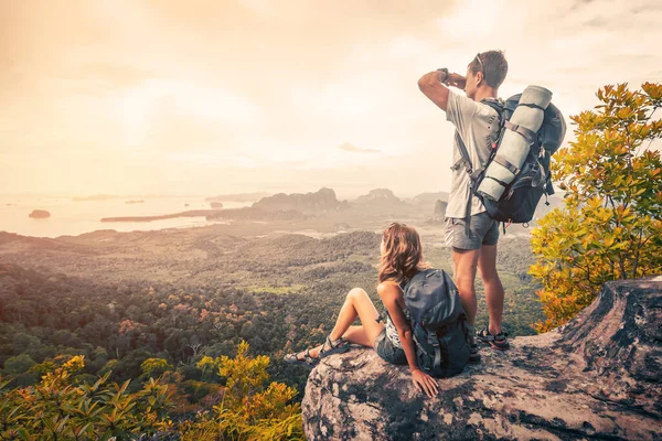 Couple Tourist Backpacks Relaxing Top Mountain Enjoying View Valley — Stock Photo, Image