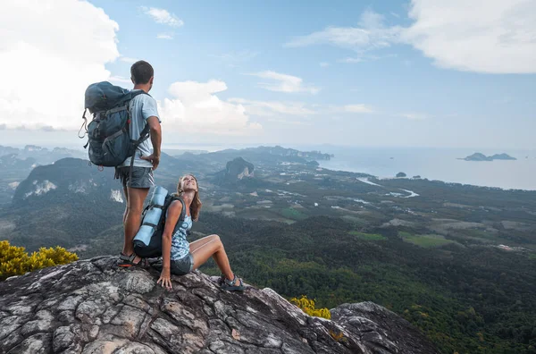 Couple Touristes Avec Sacs Dos Détendre Sommet Une Montagne Profiter — Photo