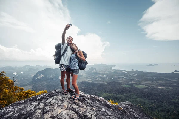 Pareja Excursionistas Tomando Selfie Desde Cima Montaña Con Vista Valle —  Fotos de Stock