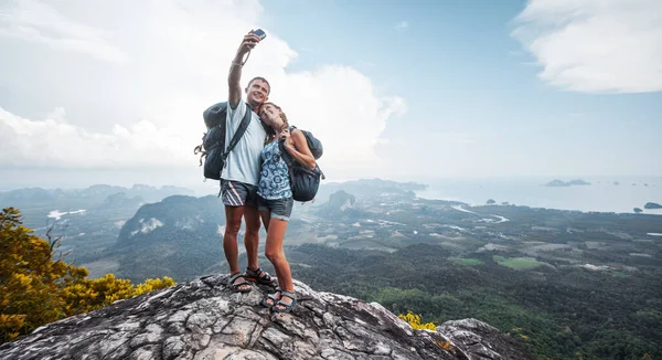 Dois Caminhantes Tirando Selfie Topo Montanha Com Vista Para Vale — Fotografia de Stock