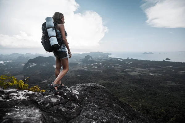 Mujer Joven Con Mochila Sentada Acantilado Disfrutando Vista Del Valle — Foto de Stock