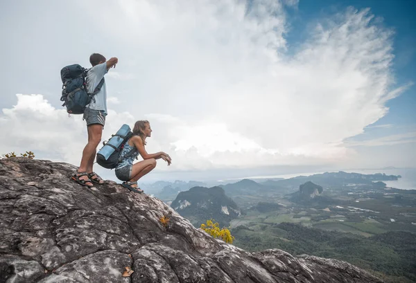 Туристи Рюкзаками Відпочивають Вершині Гори Насолоджуються Видом Долину — стокове фото
