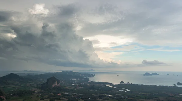 Talpanorama Mit Kalksteinbergen Und Dunklem Himmel Mit Wolken — Stockfoto