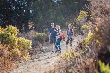 Yosemite Ulusal Parkı 'nda yürüyüş yapan yürüyüşçüler, ABD