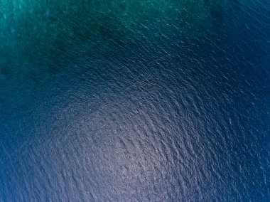 mavi deniz yüzeyi hava görüntüsü