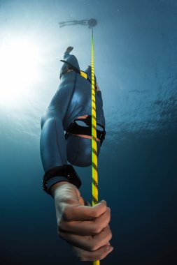 Serbest dalgıç halat boyunca derinlere iniyor. Sporun serbest dalış disiplini