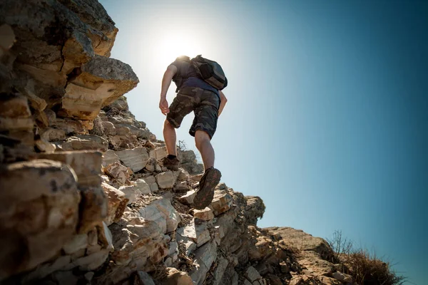 Hiker Crossing Rocky Terrain Bryce Canyon National Park Usa — Stock Photo, Image