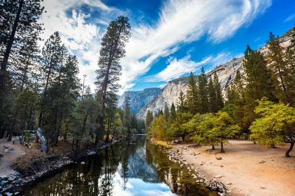 Pequeno Rio Ele Parque Nacional Yosemite Dia Ensolarado Eua — Fotografia de Stock