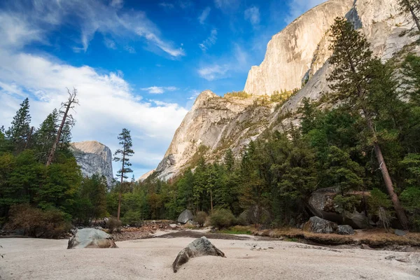 Yosemite Vadisi Ulusal Parkı Ağaçları Dağları Olan Abd — Stok fotoğraf