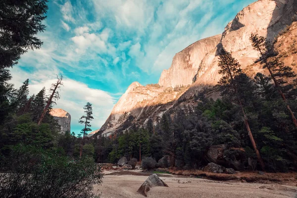 Vale Parque Nacional Yosemite Com Árvores Montanhas Eua — Fotografia de Stock