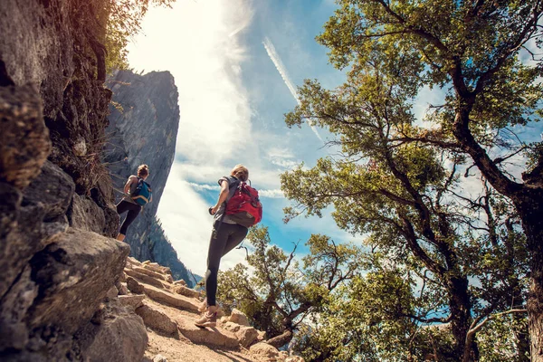Yosemite Ulusal Parkı Nda Yürüyüş Yapan Iki Bayan Yürüyüşçü — Stok fotoğraf