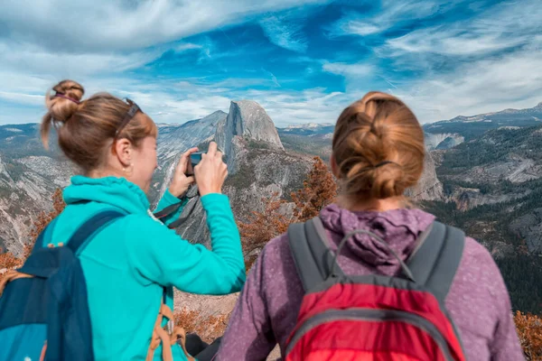 Dois Caminhantes Com Mochilas Tirando Uma Foto Desfrutando Vista Parque — Fotografia de Stock