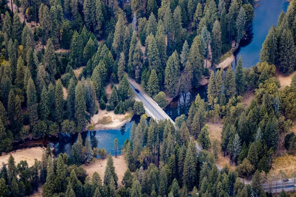 アメリカ ヨセミテ国立公園の谷を流れる川 — ストック写真