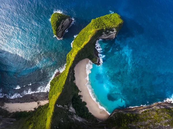 Zdjęcie Lotu Ptaka Tropikalnej Plaży Klifów Wyspa Nusa Penida Indonezja — Zdjęcie stockowe