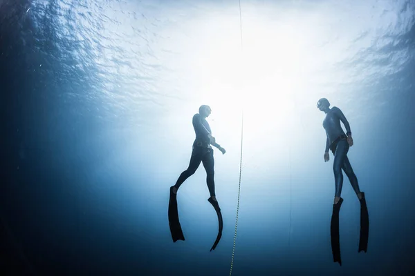 两个自由潜水者 男人和女人 从海底上升 — 图库照片
