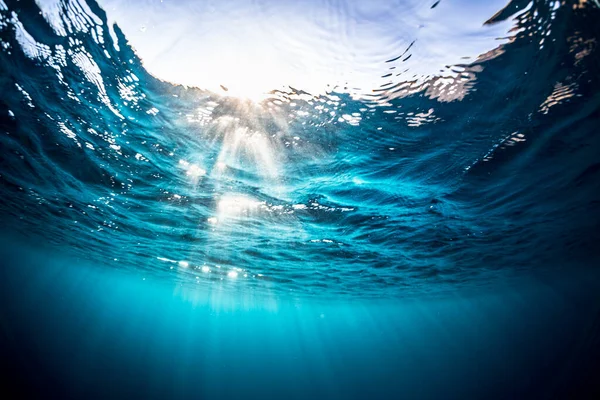 Tiro Subaquático Superfície Mar Com Raios Sol Ondas — Fotografia de Stock