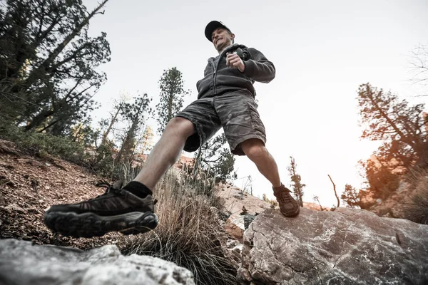 Escursionista Piedi Sul Terreno Roccioso — Foto Stock