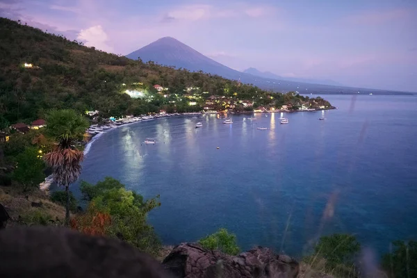 Спокойная Лагуна Зданиями Побережье Вулканом Горизонте Бали Индонезия — стоковое фото