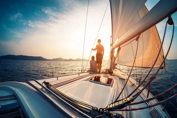 Pareja Disfrutando Del Atardecer Desde Cubierta Del Velero Moviéndose Mar —  Fotos de Stock