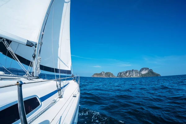 Zeilschip Beweegt Een Zee Onder Zeilen Naar Het Eiland — Stockfoto