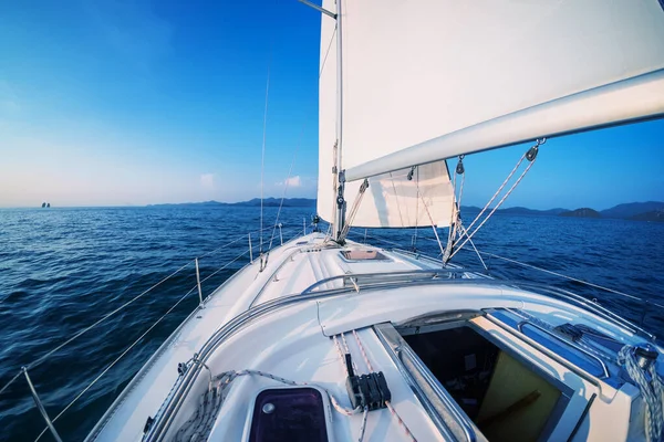 Nave Vela Muove Mare Sotto Vele Verso Isola — Foto Stock