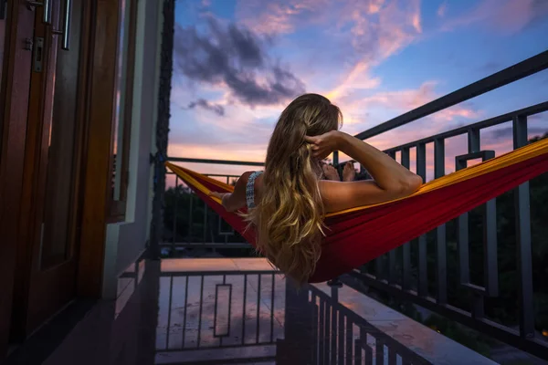 Femme Relaxante Dans Hamac Placé Sur Balcon Appréciant Coucher Soleil — Photo