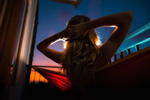 Donna Che Rilassa Sull Amaca Gode Tramonto Dal Balcone — Foto Stock