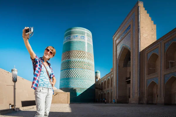 Jovem Senhora Tirando Uma Selfie Com Edifícios Orientais Itchan Kala — Fotografia de Stock