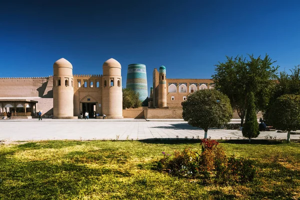 Itchan Kala Şehrinde Ağaçları Olan Doğu Binaları Khiva Özbekistan — Stok fotoğraf