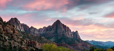 Zion Ulusal Parkı 'nın gündoğumunda panorama, ABD