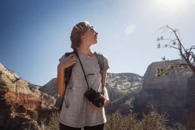 Dağlarda kameralı bir turist.