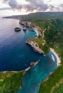 Nusa Penida adasının tropikal kıyılarının Kelingking, Endonezya sahillerinin hava görüntüleri.