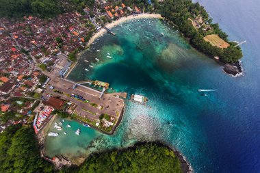 Padang Bai şehrinin deniz limanıyla görüntüsü. Bali, Endonezya