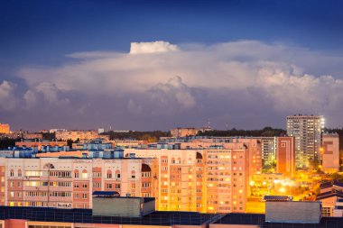 Gün batımında İzhevsk kentindeki binaların manzarası