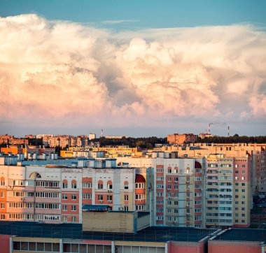 Gün batımında İzhevsk kentindeki binaların manzarası